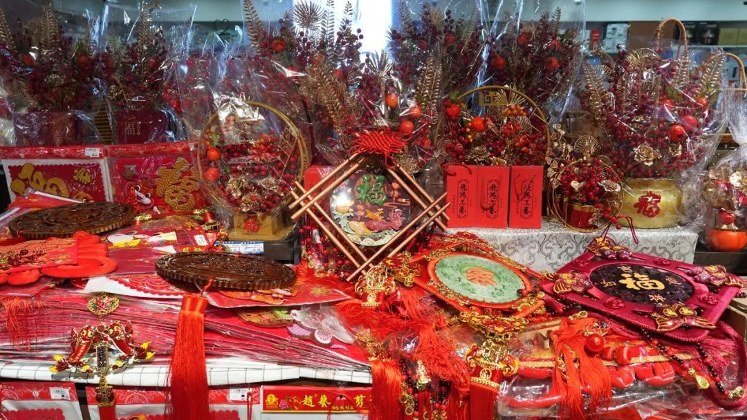 静宁年货市场火爆！张建平手写春联为何成为抢手货？  第4张