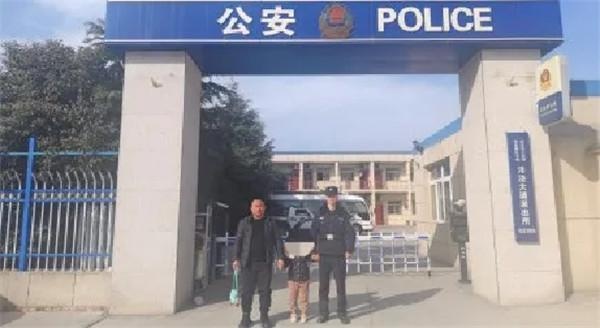 6岁小女孩为何独自乘坐公交车？背后的故事让人心疼  第2张