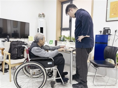 14万失能老人的奢望：洗一次澡竟然如此艰难  第2张