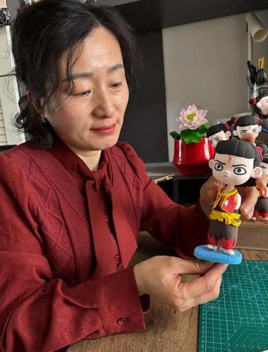 哪吒周边为何一吒难求？非遗传承人揭秘釉上彩绘制作全过程  第3张