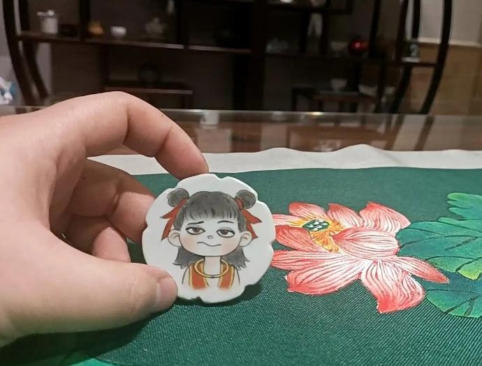 哪吒周边为何一吒难求？非遗传承人揭秘釉上彩绘制作全过程  第4张