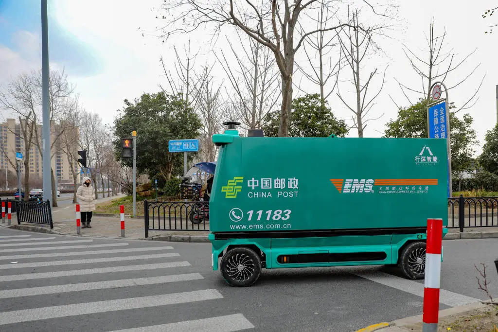 上海街头惊现无人投递车！一次能装500公斤邮件，未来快递员要失业了吗？