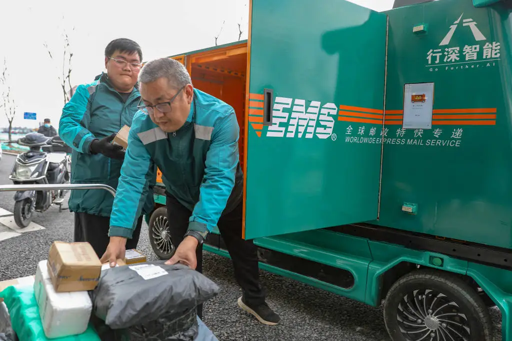 上海街头惊现无人投递车！一次能装500公斤邮件，未来快递员要失业了吗？  第2张