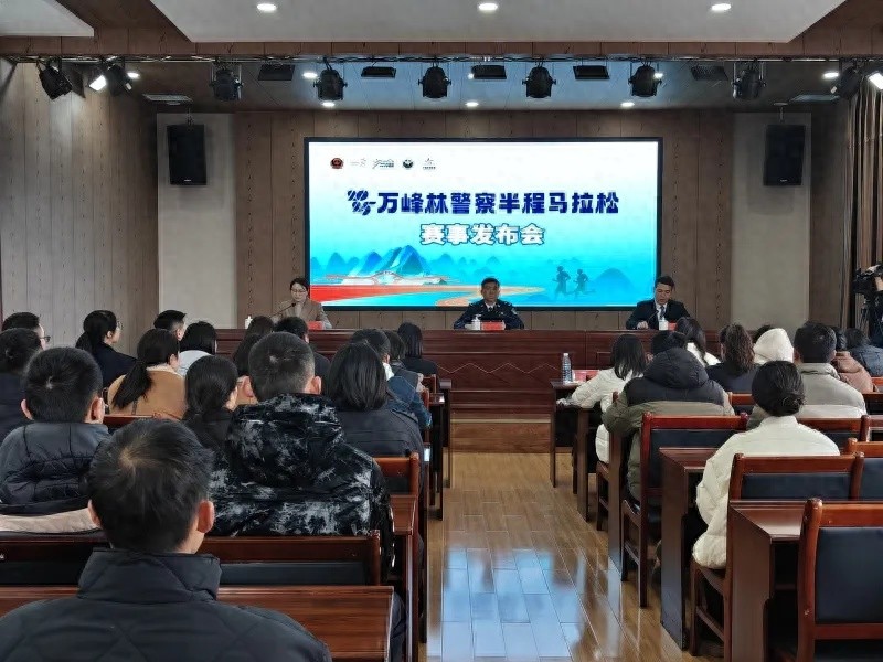 2025万峰林警察半程马拉松即将开跑！你准备好挑战自我，感受大自然的奇迹了吗？