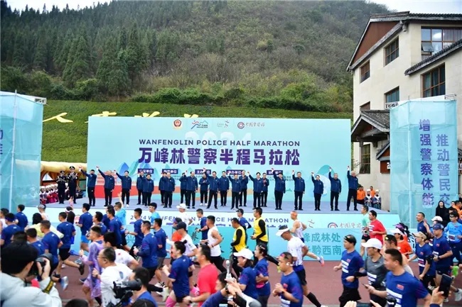 2025万峰林警察半程马拉松即将开跑！你准备好挑战自我，感受大自然的奇迹了吗？  第2张