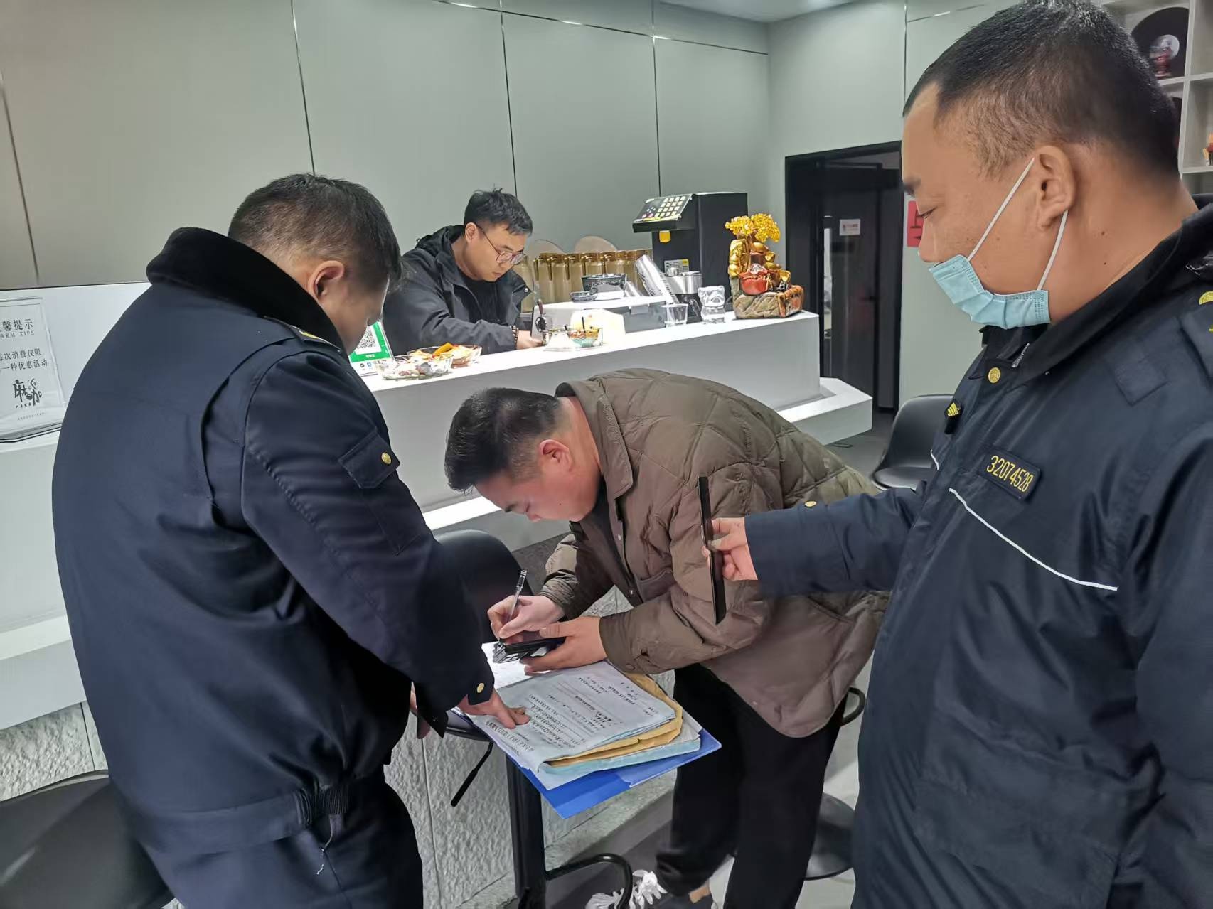 东海县如何通过拆除1985块违规广告，重塑城市新面貌？  第2张