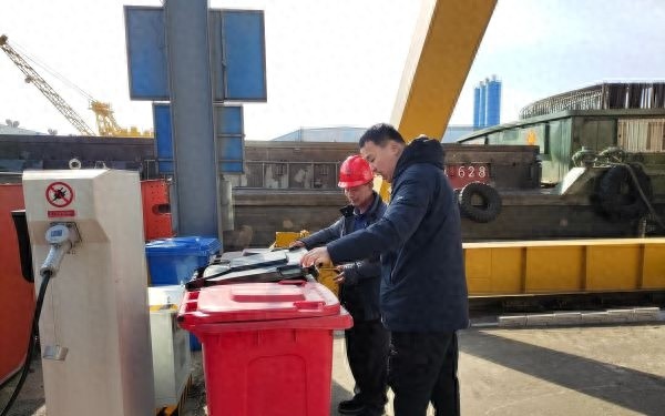 长江口水域防浪堤垃圾堆积成灾，谁来守护我们的水域环境？