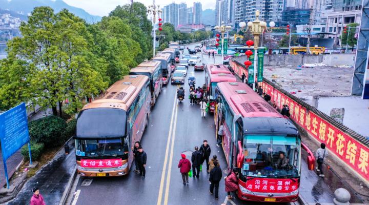 政府暖心直通车，949名务工人员如何轻松返岗？揭秘沿河县的贴心服务  第2张
