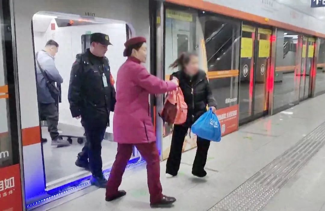 只剩40分钟！地铁工作人员如何4站联动紧急找回乘客双肩包？