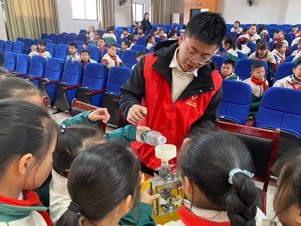 大余县气象局如何让300名小学生爱上气象？揭秘这场趣味科普之旅  第2张