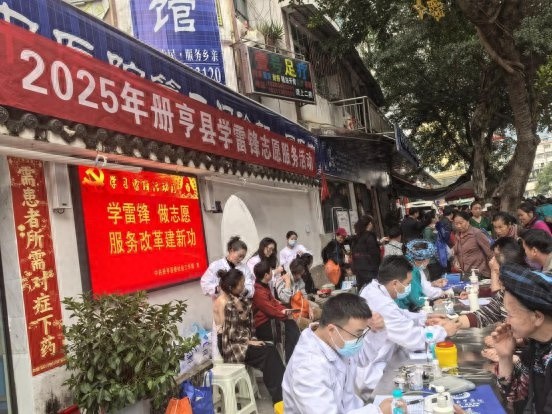 学雷锋日，医护志愿者如何用行动诠释奉献精神？