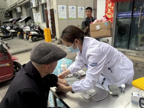 学雷锋日，医护志愿者如何用行动诠释奉献精神？  第3张