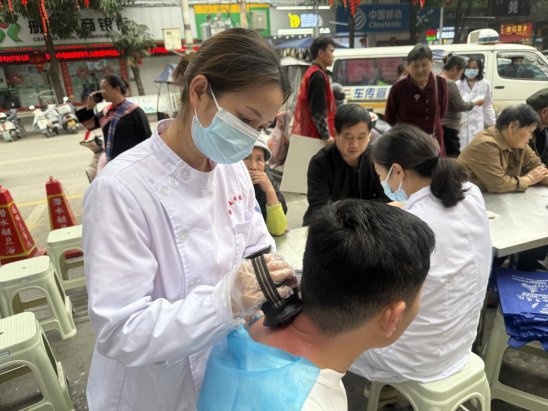 学雷锋日，医护志愿者如何用行动诠释奉献精神？  第4张