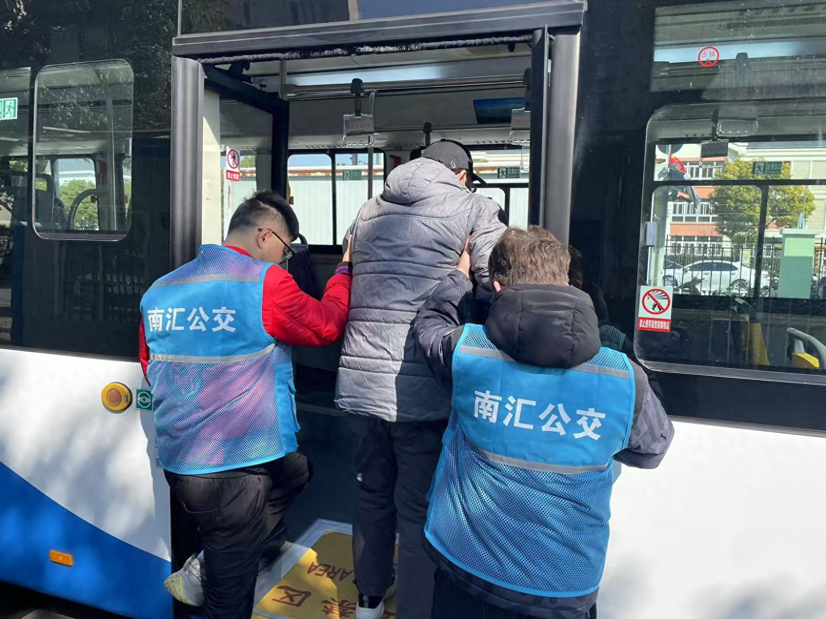 鹤沙航城居民就医难？龙华医院便民专线重磅升级，你体验了吗  第1张