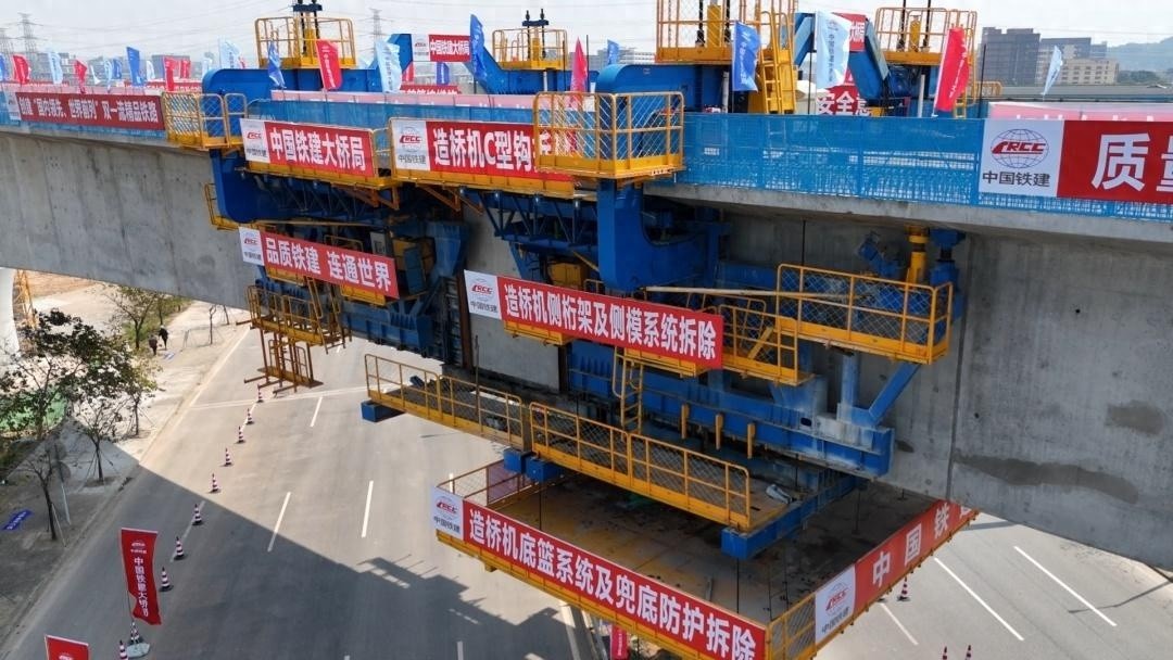 中国智慧造桥机震撼亮相，高铁建设效率提升20%！你还在等什么？
