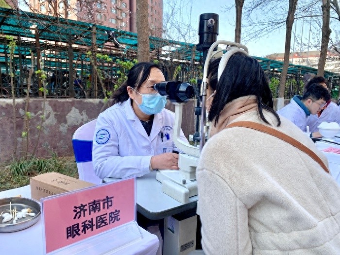 济南市眼科医院义诊现场，为何居民排长队？揭秘这场暖心健康活动  第1张