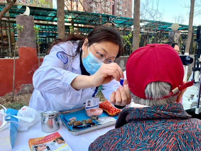 济南市眼科医院义诊现场，为何居民排长队？揭秘这场暖心健康活动  第2张