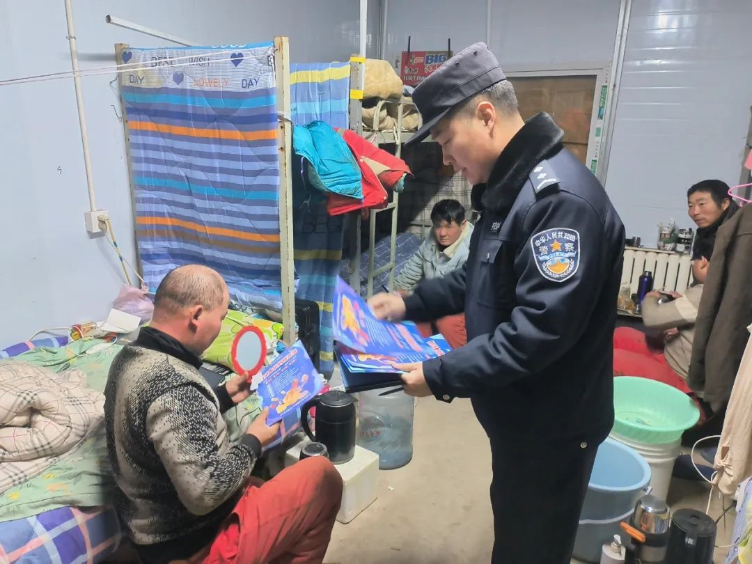 辽滨公安分局5G警务站如何为华锦阿美务工人员保驾护航？夜间走访与法律宣传双管齐下  第2张