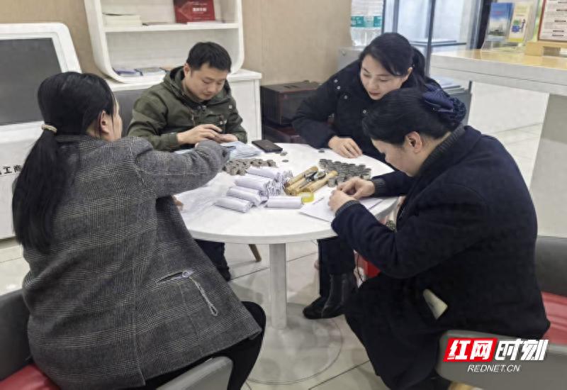 工商银行郴江支行如何用4000元硬币诠释金融为民？揭秘背后的暖心故事