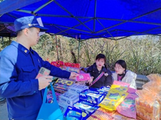 你知道在传统节日中如何防范火灾吗？洋溪乡的消防安全知识集市告诉你