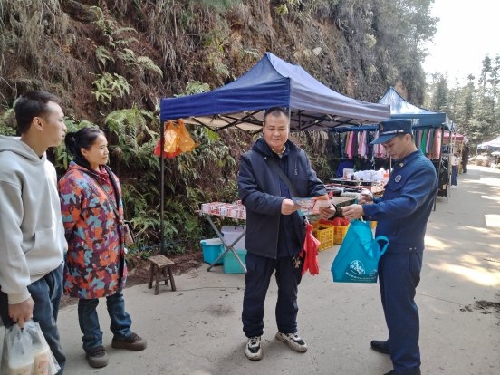 你知道在传统节日中如何防范火灾吗？洋溪乡的消防安全知识集市告诉你  第2张