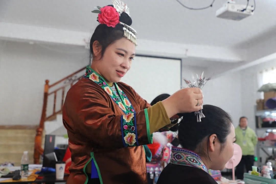 融水苗乡妇女如何通过7天免费彩妆培训开启新生活？  第1张