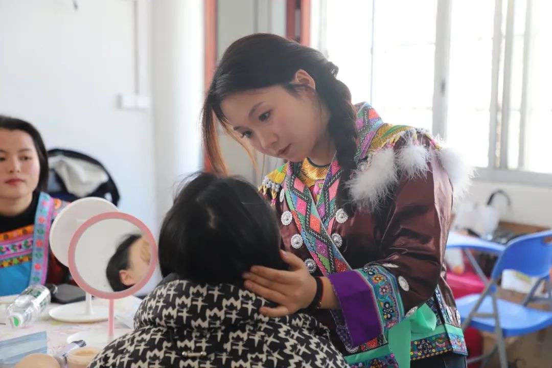 融水苗乡妇女如何通过7天免费彩妆培训开启新生活？  第3张