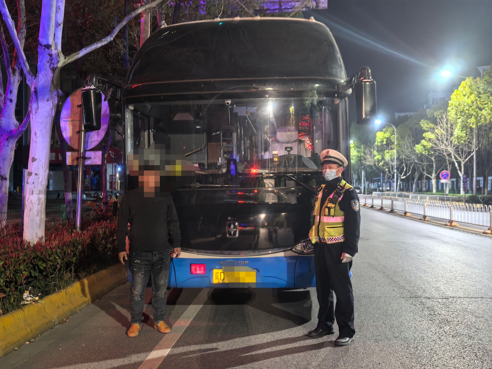 武汉长江大桥上惊险一幕：旅游大巴竟然这样调头，你见过吗？  第2张