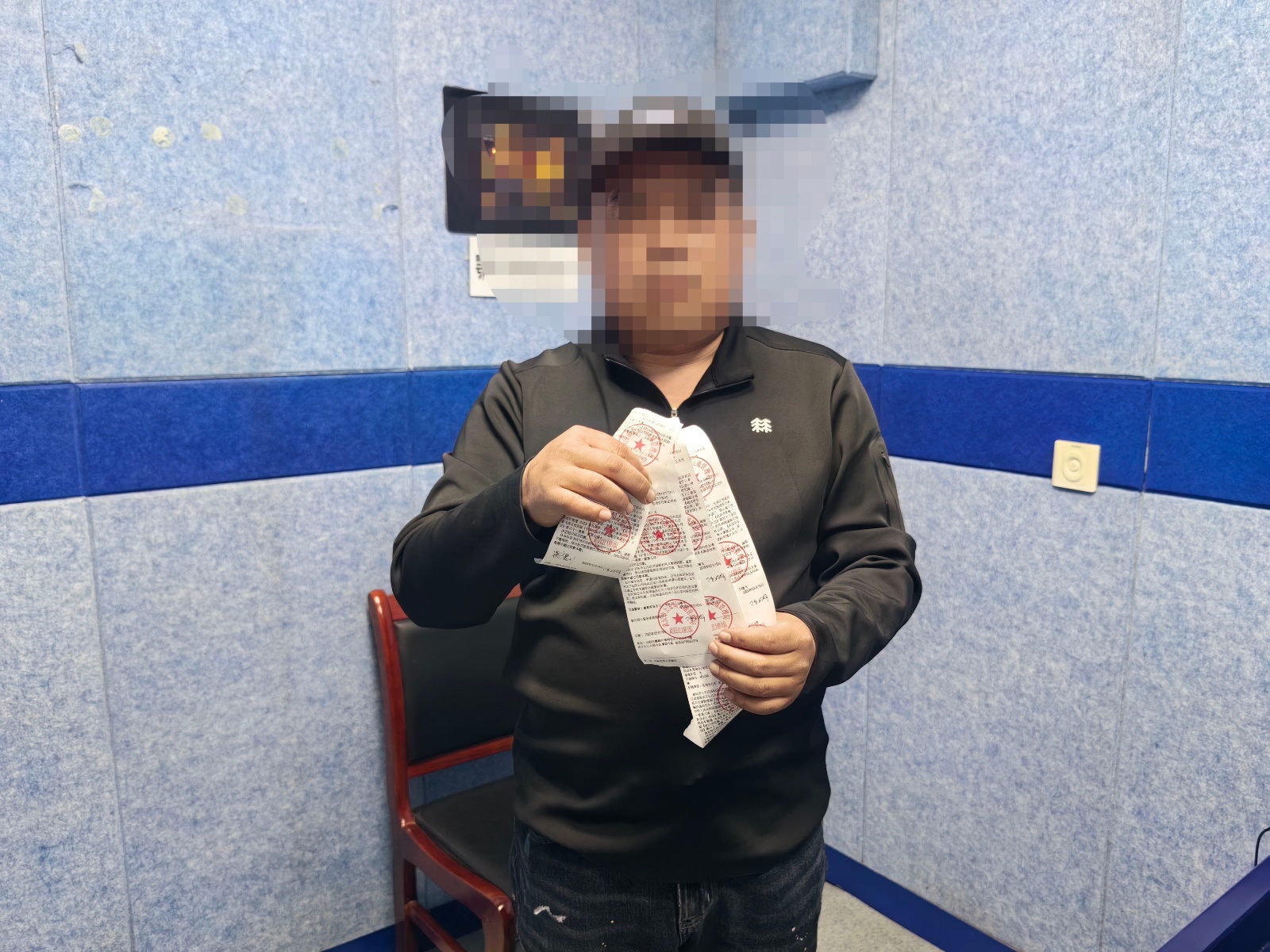 武汉长江大桥上惊险一幕：旅游大巴竟然这样调头，你见过吗？  第3张
