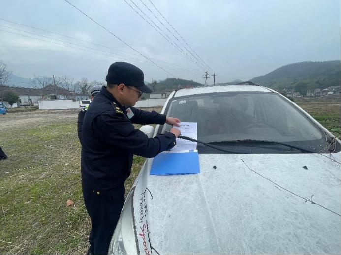 安吉县天荒坪中队联手公安交警，为何这些僵尸车必须立即清理？  第2张