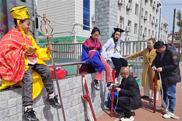 你见过踩着高跷还能做出高难度动作的非遗表演吗？石泉县池河小学的孩子们都惊呆了