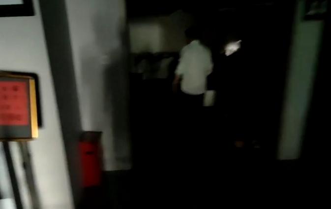 婚礼变‘黑暗料理’？38度高温停电，宾客纷纷离席，幸福时刻竟成糟心回忆  第3张