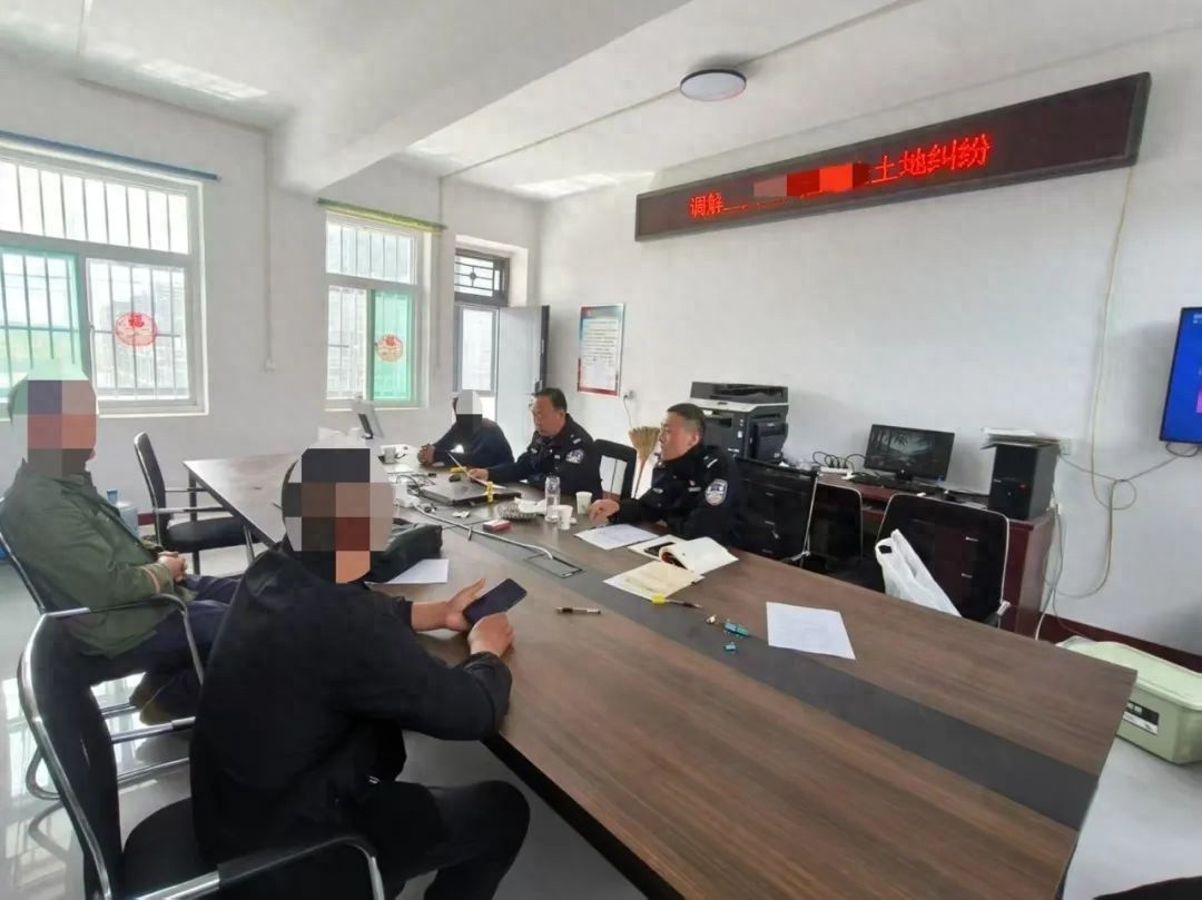 土地纠纷闹翻天，民警如何巧妙化解？看这场邻里大战的完美收官