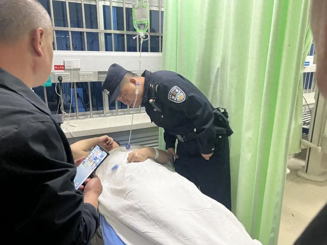 西安民警深夜激流中勇救轻生男子，这份救命之恩谁能不感动？