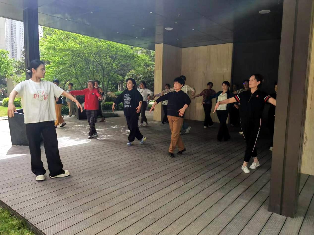 羡慕舞台上跳舞的人？现在你也可以！社区老年大学开课啦  第4张