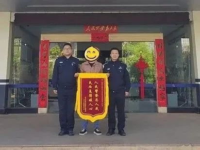 1.5米长菜花蛇惊现玫瑰花棚！胆小者慎入，你敢看吗？  第3张