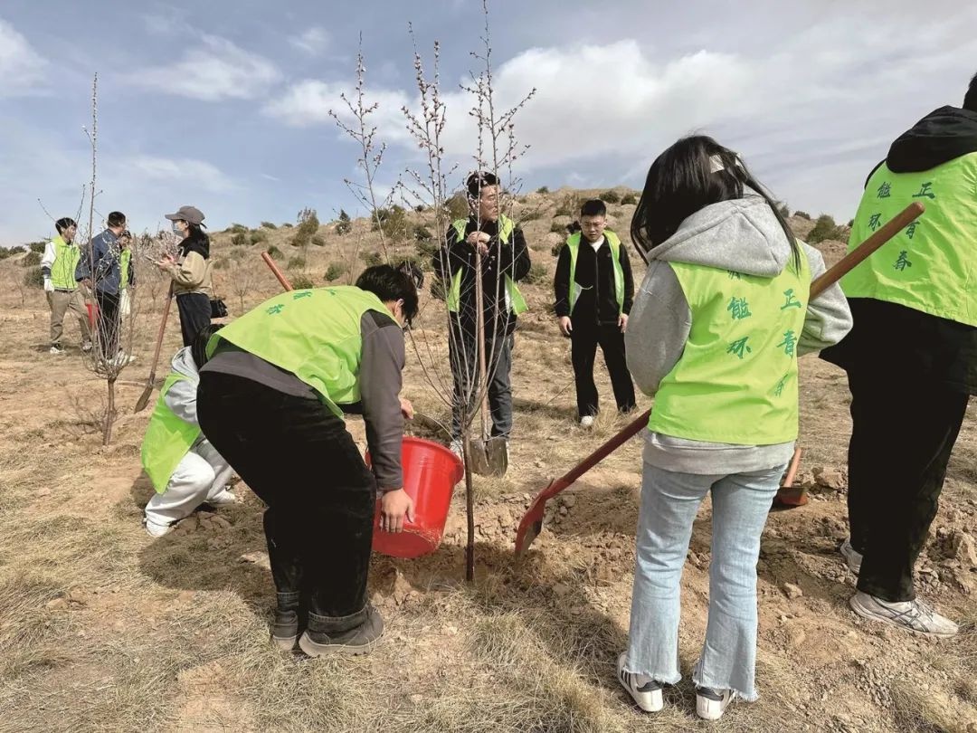 内蒙古大地春潮涌动！全民植树热潮席卷城乡，你参与了吗？  第4张