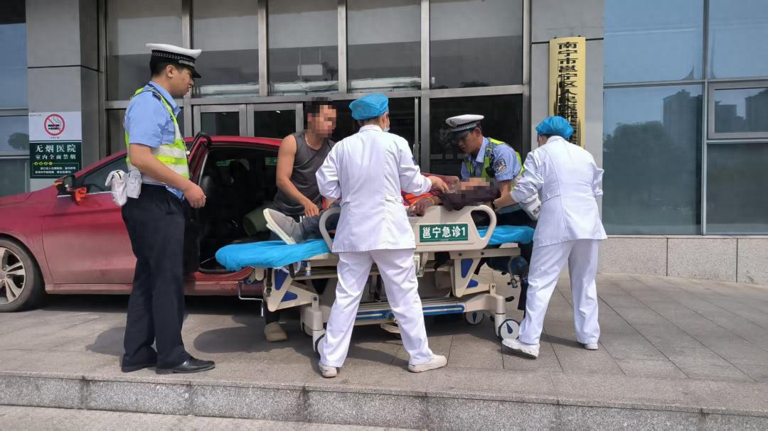 南宁交警10分钟生死时速！老人突发疾病，他们如何创造生命奇迹？