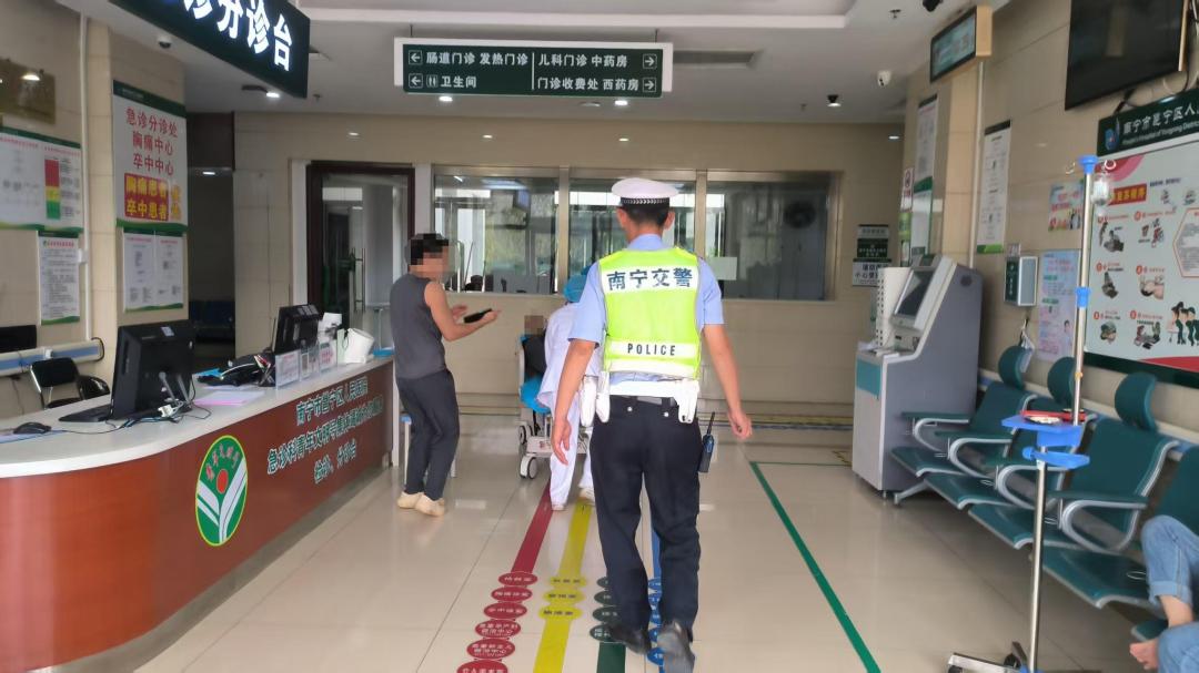 南宁交警10分钟生死时速！老人突发疾病，他们如何创造生命奇迹？  第2张