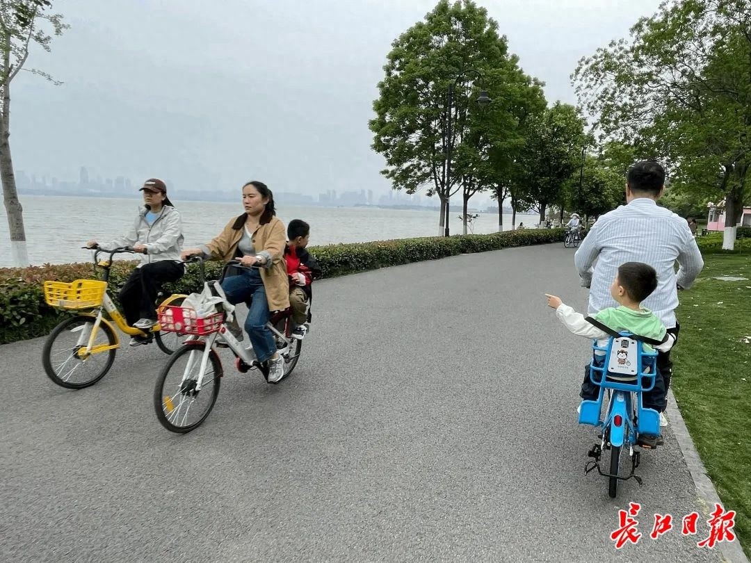 东湖亲子骑行新选择！共享单车带娃游湖，安全又方便