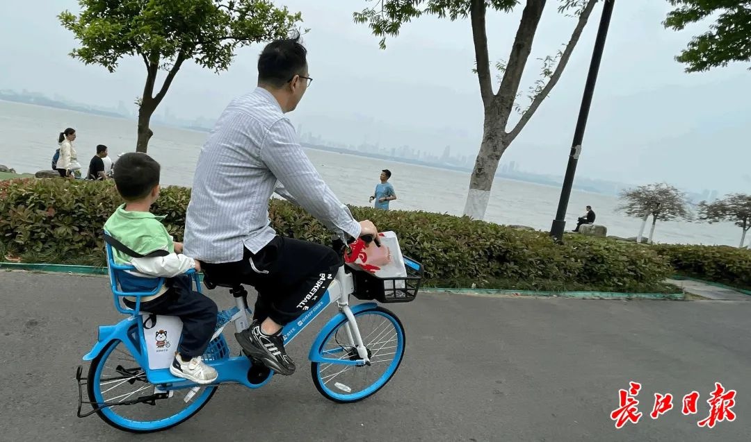 东湖亲子骑行新选择！共享单车带娃游湖，安全又方便  第2张