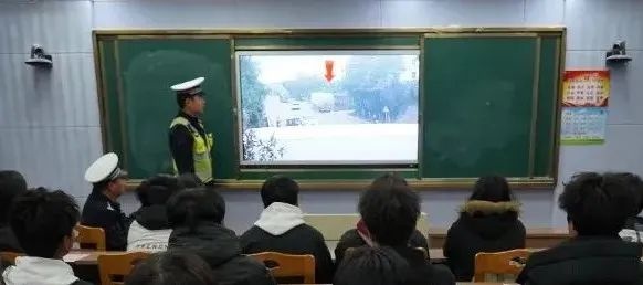 20余名学生骑行电动车不戴头盔被约谈！家长们的监护责任去哪儿了？  第2张
