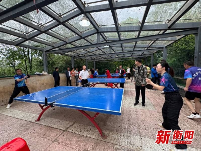 72岁老人与12岁少年同场竞技！衡阳这场乒乓球赛为何如此火爆？