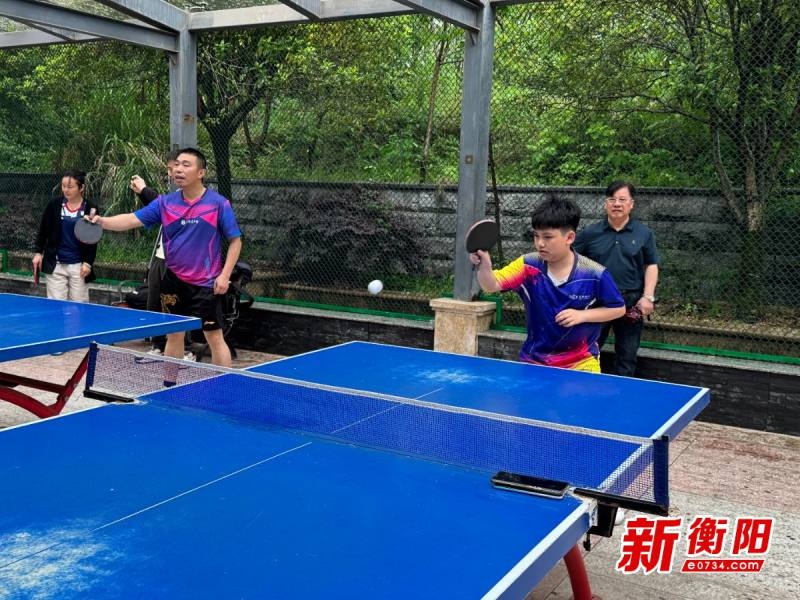 72岁老人与12岁少年同场竞技！衡阳这场乒乓球赛为何如此火爆？  第2张