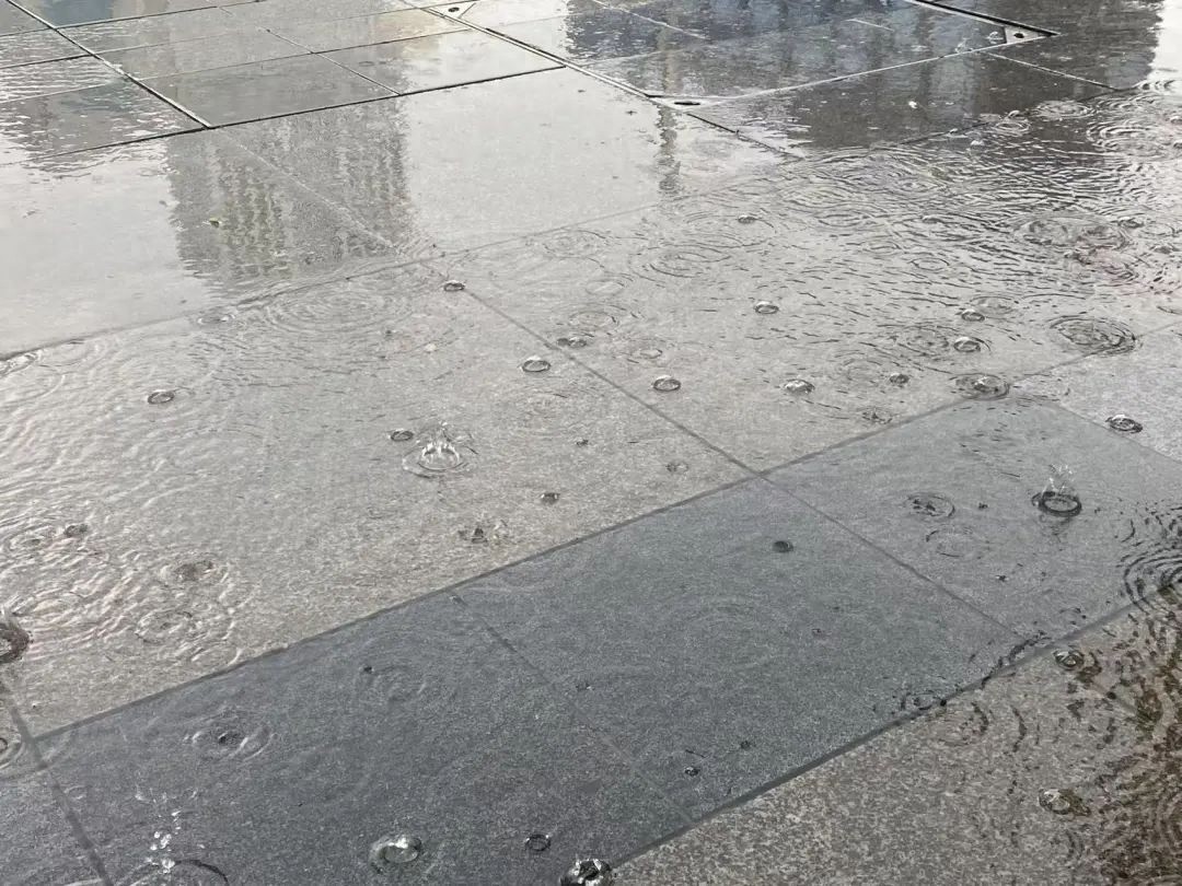 成都天气大变脸！刚刚还34℃高温，下一秒雷雨交加，你准备好了吗？