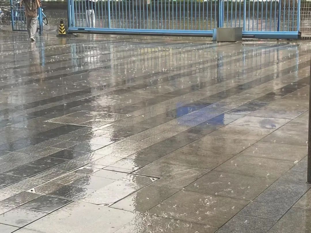 成都天气大变脸！刚刚还34℃高温，下一秒雷雨交加，你准备好了吗？  第2张