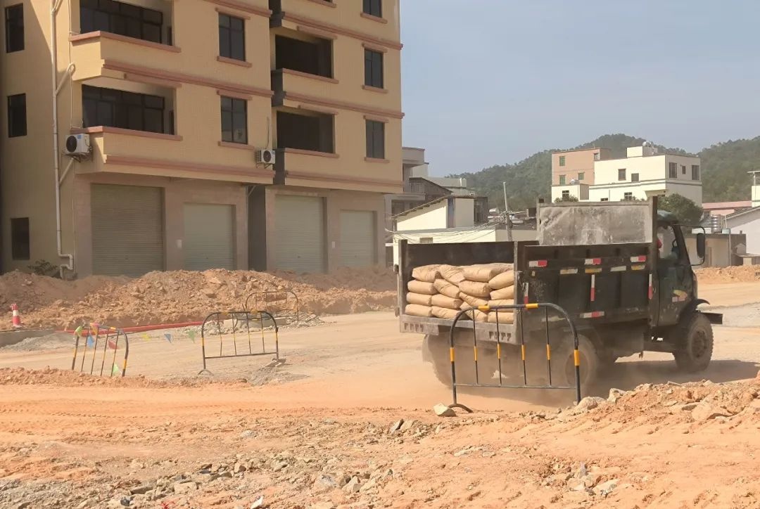 扬尘治理成效显著？这些工地为何依旧尘土飞扬  第2张