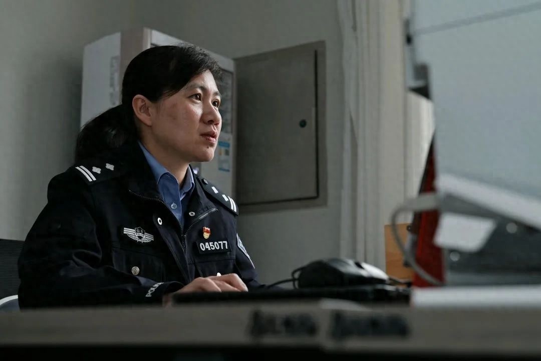 短发女人竟是逃犯？烟台警方蹲守两小时终将其抓获