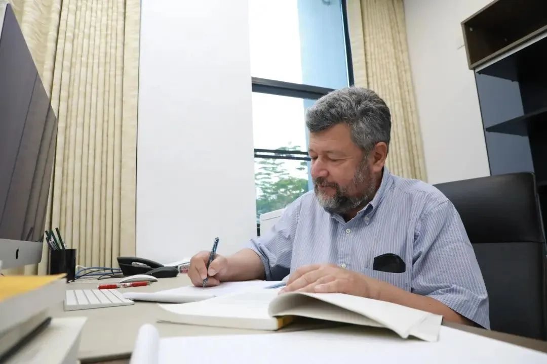 70岁高龄仍给本科生泡茶讲课！这位征服三大世纪难题的数学泰斗，为何心留在了深圳？  第8张