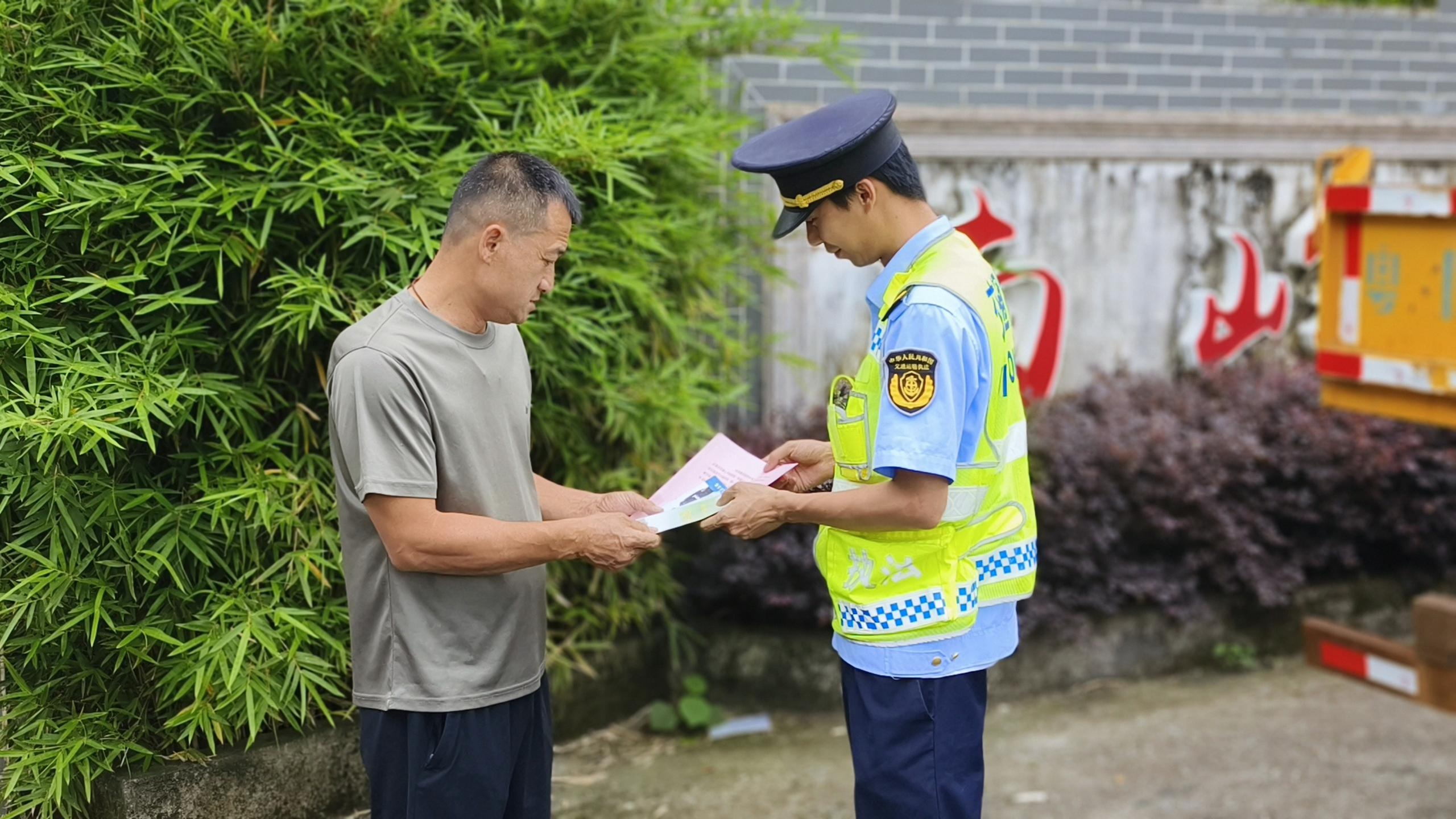 阳山县多部门联合整治公路路域环境！这些清理数据惊人？  第4张